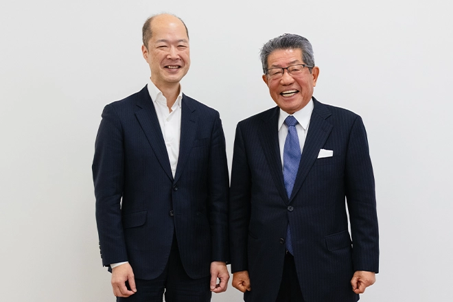 長谷川勉商学部長と山本裕二商学部校友会長