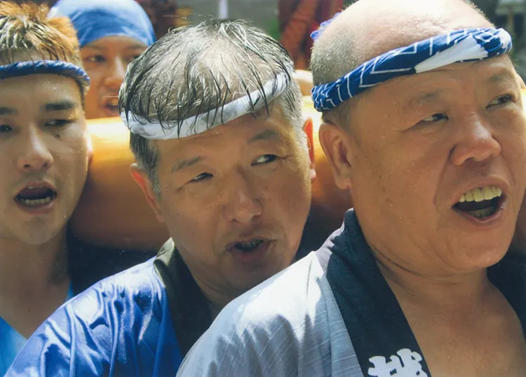 若い士に負けずに担ぐ